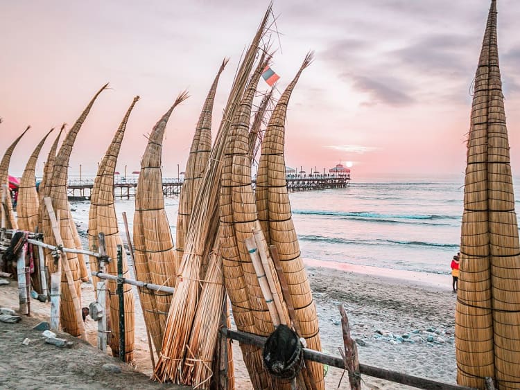 Salaverry, P&eacute;rou &ndash; Embarcations traditionnelles en roseaux au bord du Pacifique
