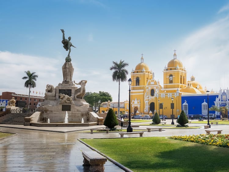 Salaverry, P&eacute;rou &ndash; Place historique avec la cath&eacute;drale de Trujillo