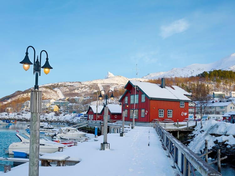Narvik, Norwegen &ndash; Verschneiter Hafen mit roten Holzh&auml;usern