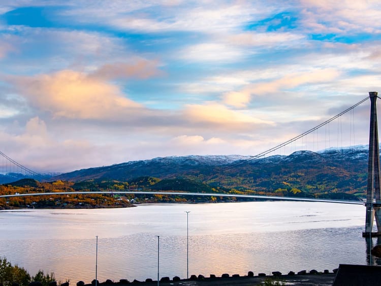Narvik, Norwegen &ndash; H&auml;ngebr&uuml;cke &uuml;ber den Ofotfjord