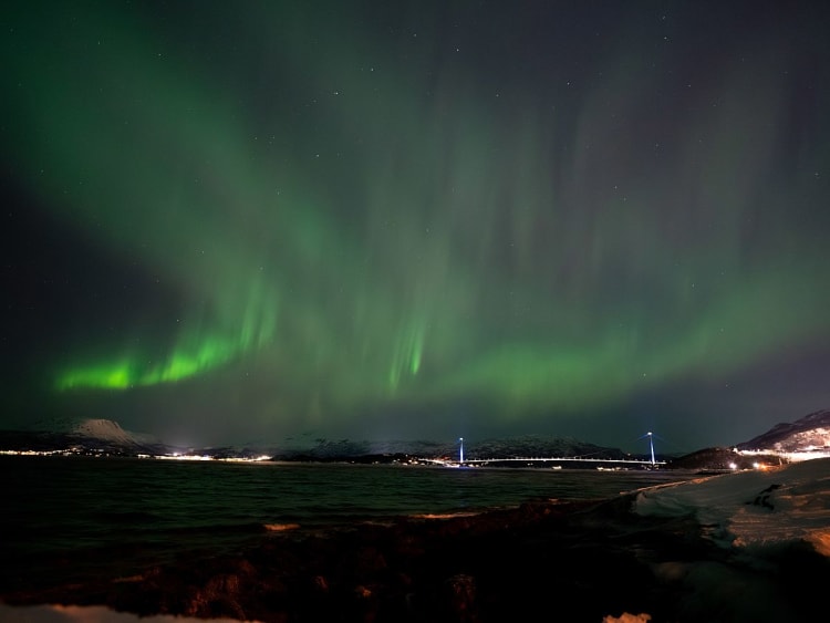 Narvik, Norwegen &ndash; Nordlichter &uuml;ber dem Ofotfjord bei Nacht