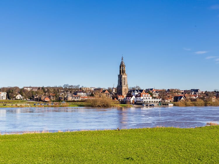 Arnhem, Pays-Bas &ndash; Vue sur l&rsquo;IJssel et le centre historique