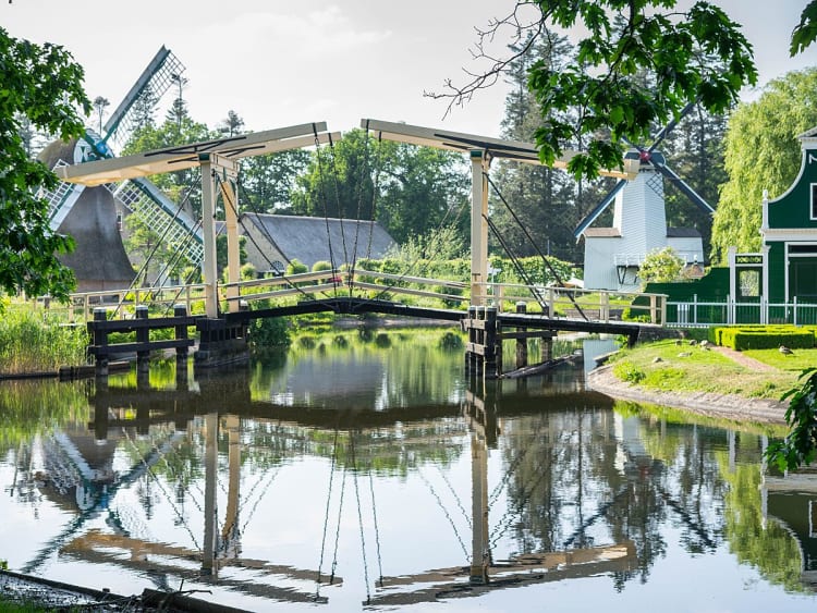 Arnhem, Pays-Bas &ndash; Pont-levis historique entre moulins et canaux