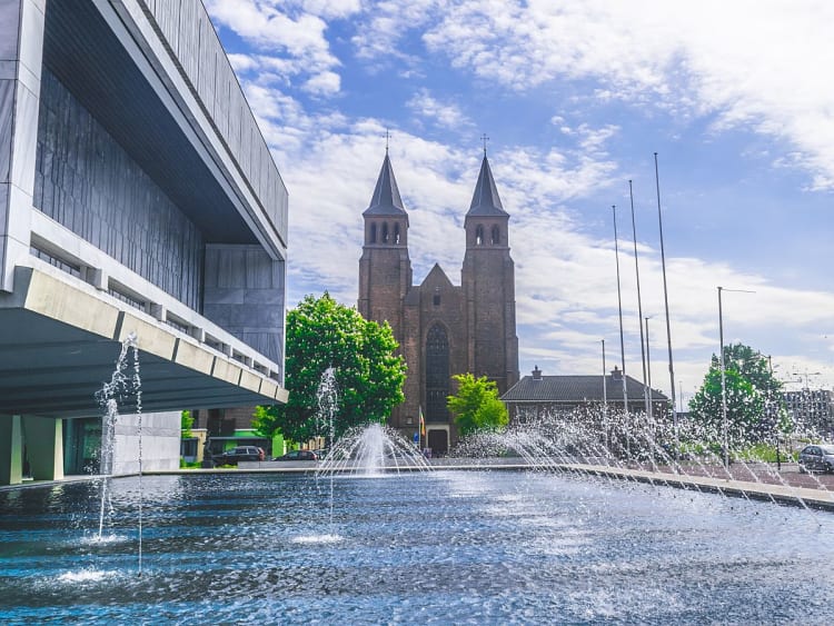 Arnhem, Pays-Bas &ndash; Architecture contemporaine face &agrave; l&rsquo;&eacute;glise Eus&egrave;be