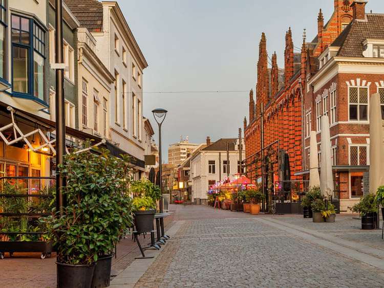 Arnhem, Pays-Bas &ndash; Rue historique bord&eacute;e de fa&ccedil;ades en brique