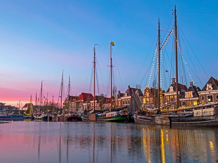 Harlingen, Pa&iacute;ses Bajos &ndash; Ambiente mar&iacute;timo junto al muelle hist&oacute;rico