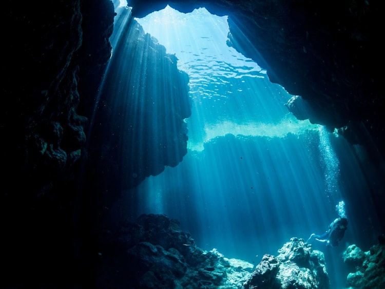Miyakojima, Jap&oacute;n &ndash; Paisaje submarino entre formaciones rocosas