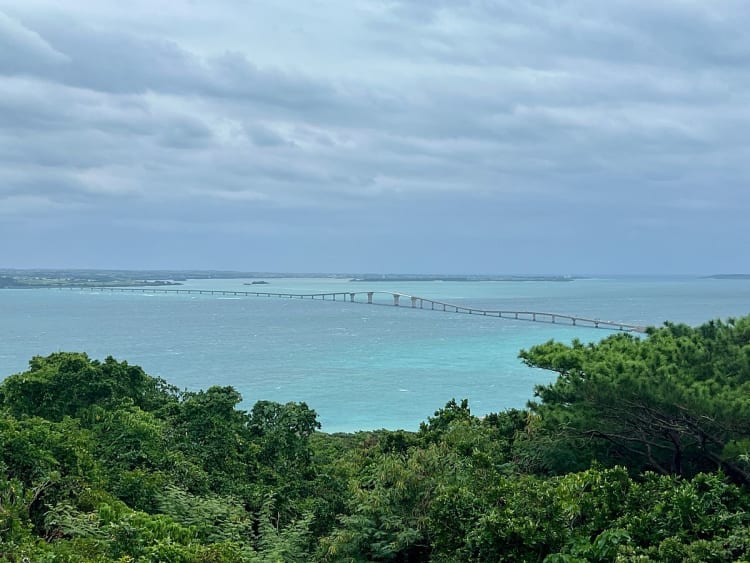 Miyakojima, Jap&oacute;n &ndash; Vista costera con puente y mar tropical