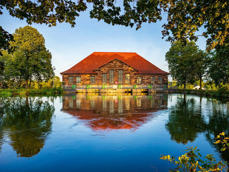 Minden, Duitsland &ndash; Kanaalgebouw aan een rustige waterweg