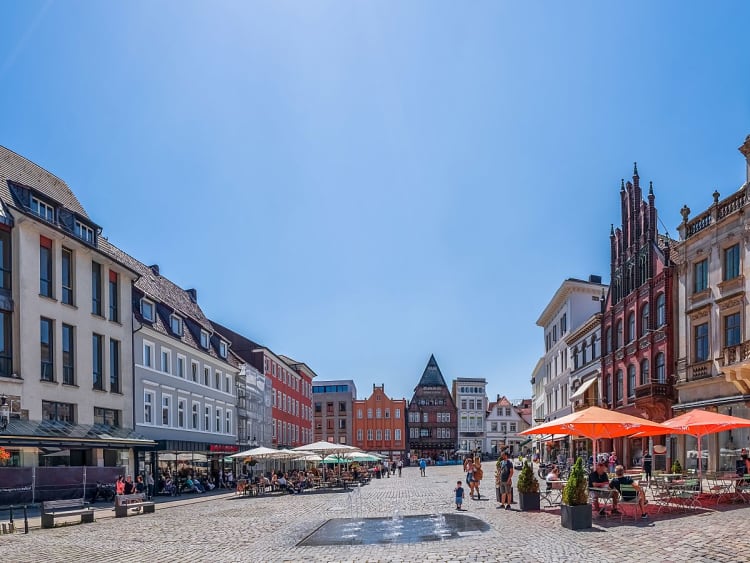 Minden, Duitsland &ndash; Marktplein met caf&eacute;s en historische gebouwen
