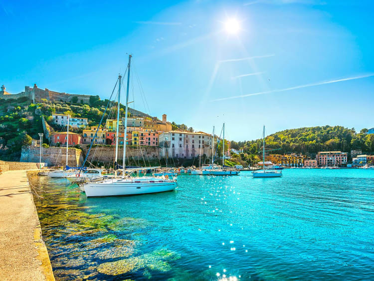 Porto Ercole, Italien &ndash; Hafenbucht mit Booten und historischer Festung