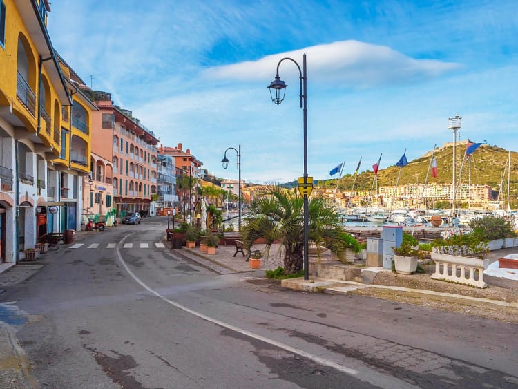 Porto Ercole, Italien &ndash; K&uuml;stenort mit Marina und H&uuml;gelkulisse