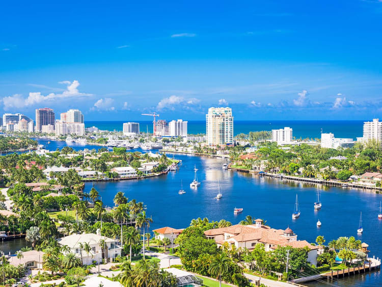 Fort Lauderdale, Florida, Estados Unidos &ndash; Vista a&eacute;rea de la ciudad y sus v&iacute;as navegables