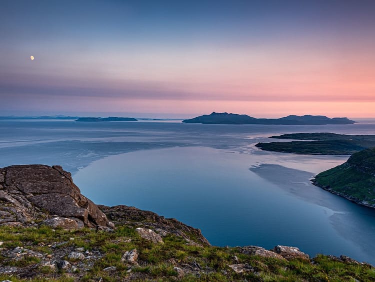 Eigg, Esc&oacute;cia &ndash; Panorama costeiro ao entardecer sobre as H&eacute;bridas Interiores