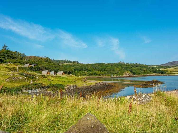 Eigg, Esc&oacute;cia &ndash; Ba&iacute;a costeira com colinas verdes e &aacute;guas calmas
