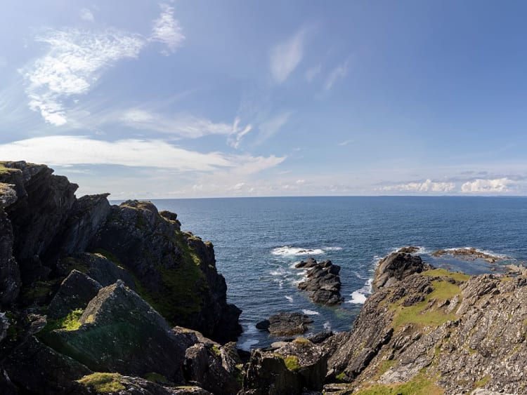Colonsay, &Eacute;cosse &ndash; Falaises sur le littoral des H&eacute;brides