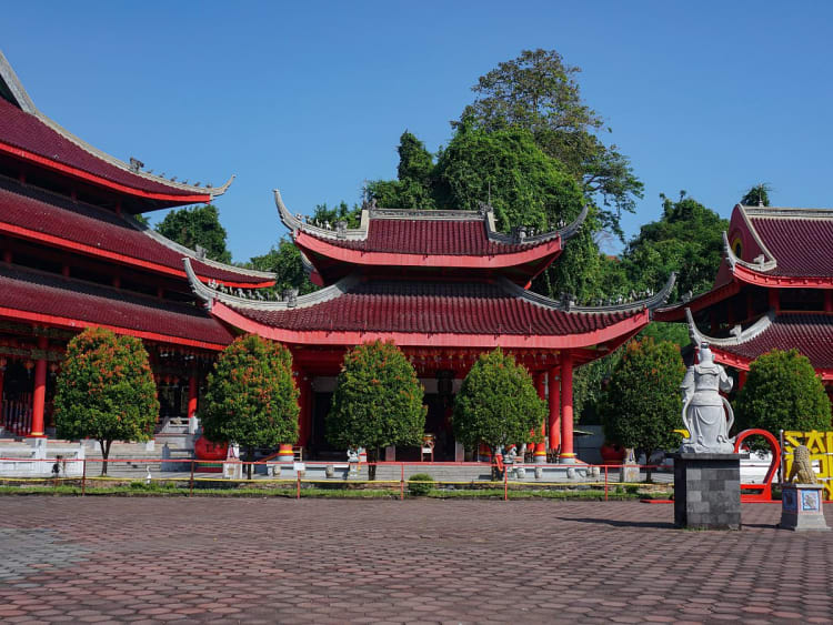 Semarang, Java, Indonesi&euml; &ndash; Traditioneel tempelcomplex met rode zuilen