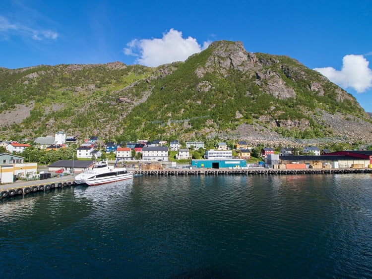 &Oslash;ksfjord, Noorwegen &ndash; Kustnederzetting met aanlegsteiger en bergdecor