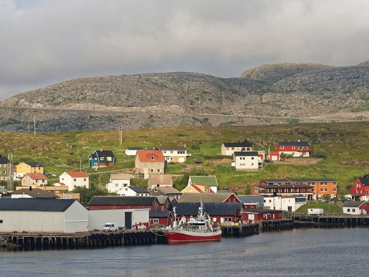&Oslash;ksfjord, Noorwegen &ndash; Kustnederzetting met aanlegsteiger en bergdecor