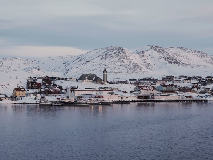 &Oslash;ksfjord, Noorwegen &ndash; Kusthaven met boten en kleurrijke huizen