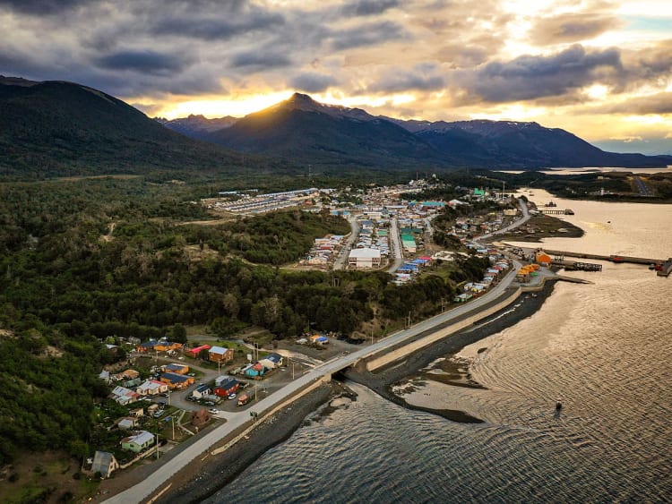 Puerto Williams, Chile &ndash; Luftaufnahme der Stadt am Beagle-Kanal