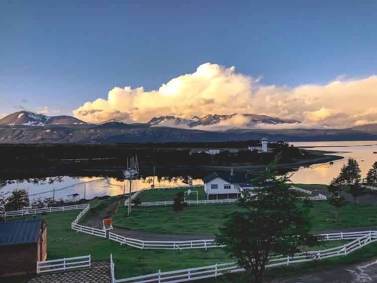 Puerto Williams, Chile &ndash; K&uuml;stenlandschaft mit Bergen am Beagle-Kanal