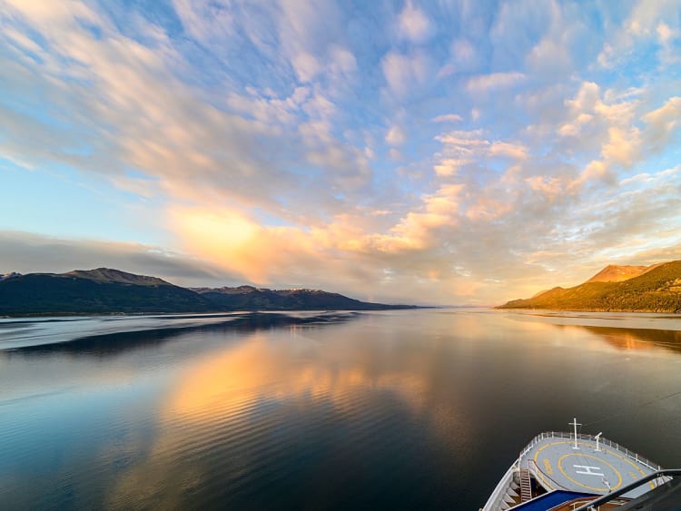 Puerto Williams, Chile &ndash; Abendlicht &uuml;ber dem Beagle-Kanal und den Bergen Feuerlands