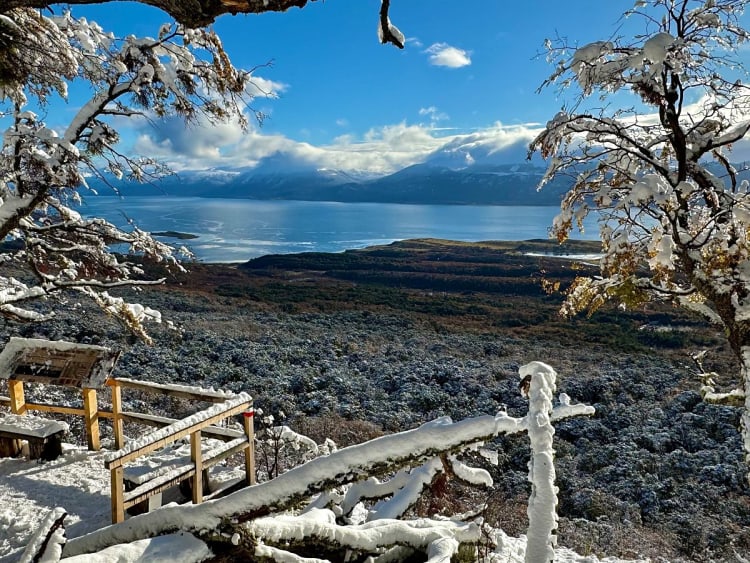 Puerto Williams, Chile &ndash; Verschneite Aussicht &uuml;ber den Beagle-Kanal