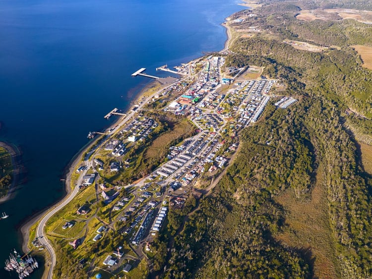 Puerto Williams, Chile &ndash; Luftaufnahme der Stadt am Beagle-Kanal