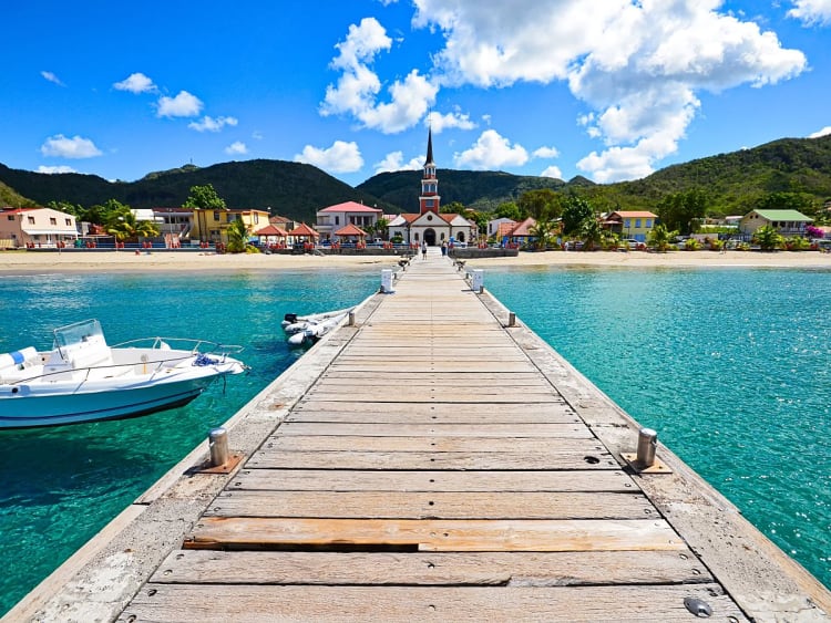 Les Trois-&Icirc;lets, Martinica &ndash; Ba&iacute;a de &aacute;guas azul-turquesa diante de casas coloridas