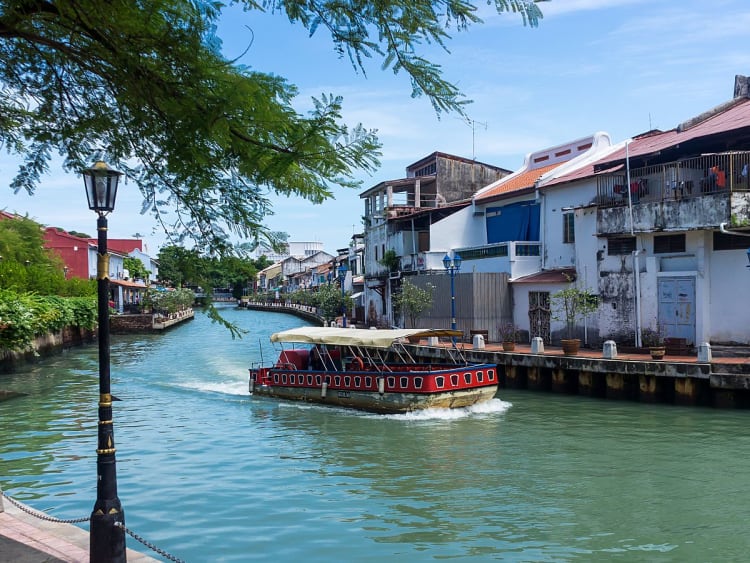 Melaka, Malasia &ndash; Barco tur&iacute;stico navegando entre edificios hist&oacute;ricos