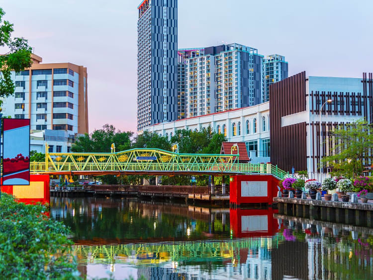 Melaka, Malasia &ndash; Puente sobre el r&iacute;o frente a edificios modernos