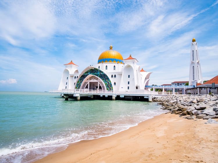 Melaka, Malasia &ndash; Mezquita costera con c&uacute;pula dorada junto al mar