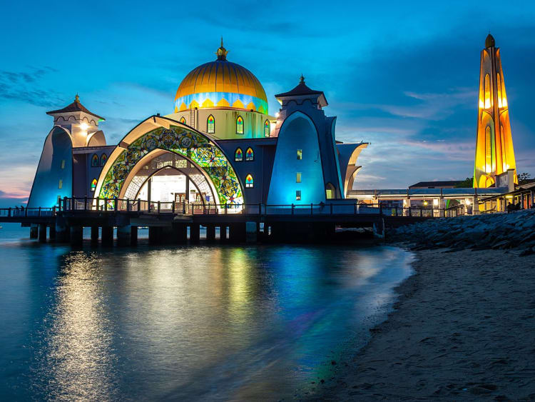 Melaka, Malasia &ndash; Mezquita costera iluminada con c&uacute;pula dorada al anochecer