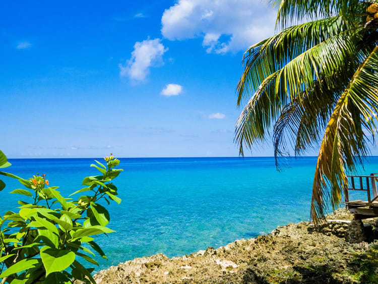 San Andr&eacute;s, Col&ocirc;mbia &ndash; Mar do Caribe junto a uma costa rochosa