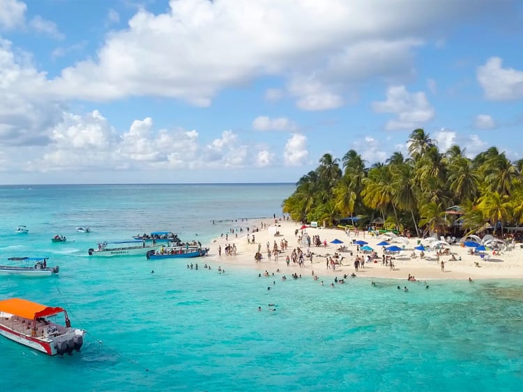 San Andr&eacute;s, Col&ocirc;mbia &ndash; Costa caribenha com barcos e mar cristalino