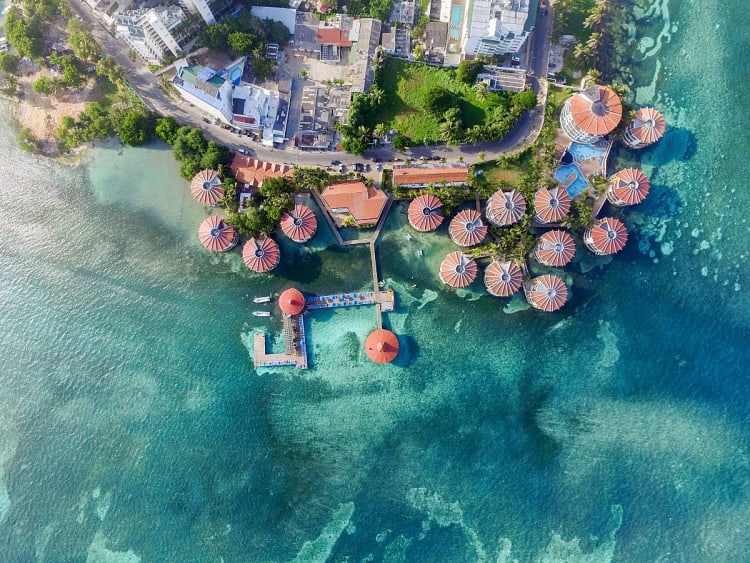 San Andr&eacute;s, Col&ocirc;mbia &ndash; Edif&iacute;cios circulares junto ao mar cristalino