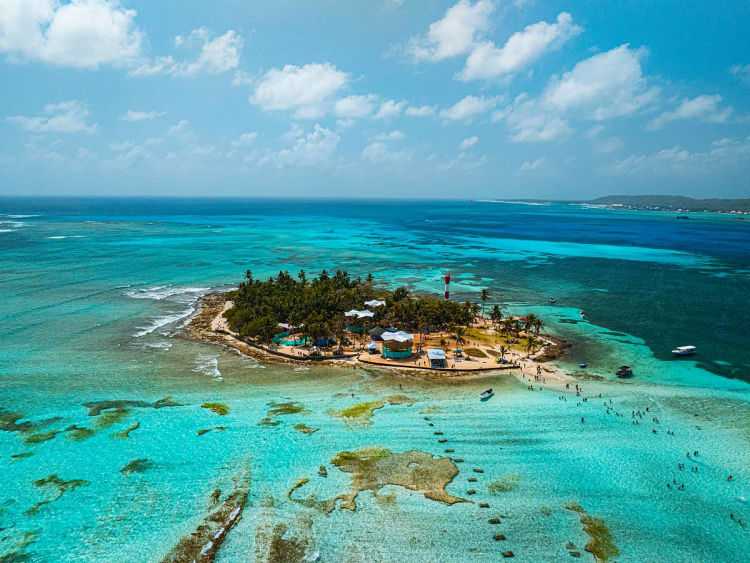San Andr&eacute;s, Col&ocirc;mbia &ndash; Ilha com farol e recifes de coral