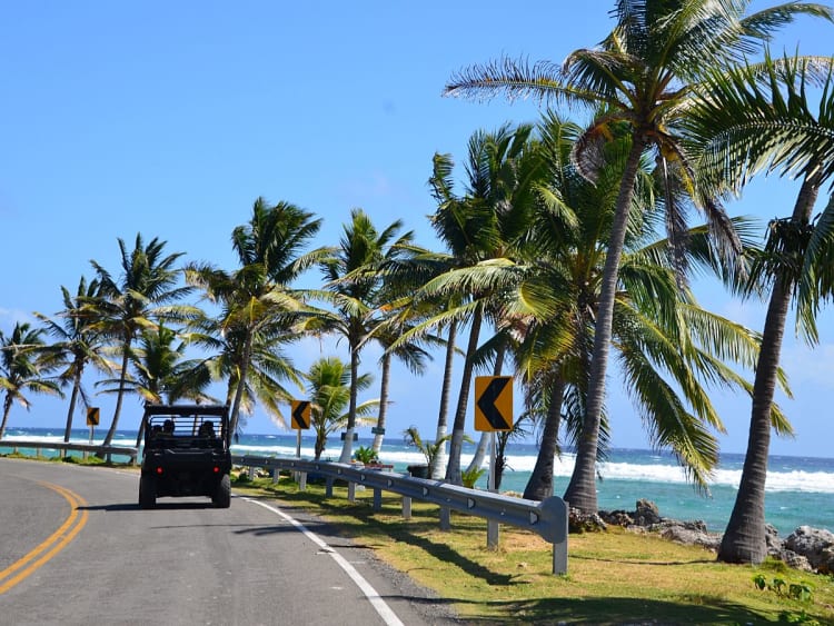 San Andr&eacute;s, Col&ocirc;mbia &ndash; Estrada tropical junto a &aacute;guas azul-turquesa