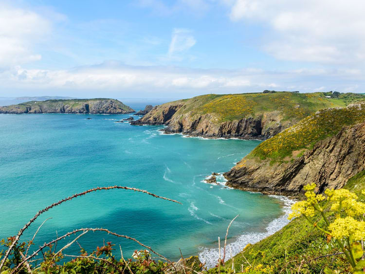Guernsey, Ilhas do Canal &ndash; Costa rochosa com ba&iacute;a de &aacute;guas azul-turquesa