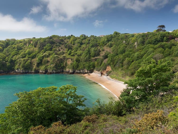Guernsey, Ilhas do Canal &ndash; Ba&iacute;a protegida com praia de areia e &aacute;guas azul-turquesa