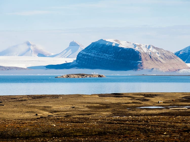 Ny-&Aring;lesund, Noorwegen &ndash; Uitzicht over de Kongsfjord op besneeuwde bergtoppen