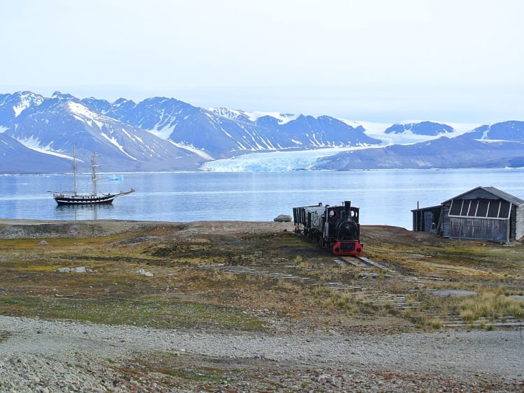 Ny-&Aring;lesund, Noorwegen &ndash; Oude mijnspoorlijn aan de Kongsfjord