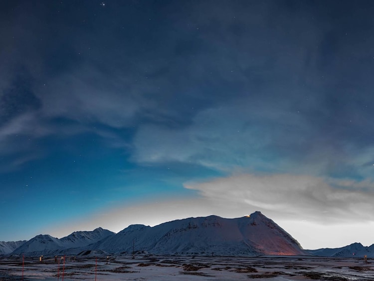 Ny-&Aring;lesund, Noorwegen &ndash; Verlichte houten gebouwen tijdens de poolnacht