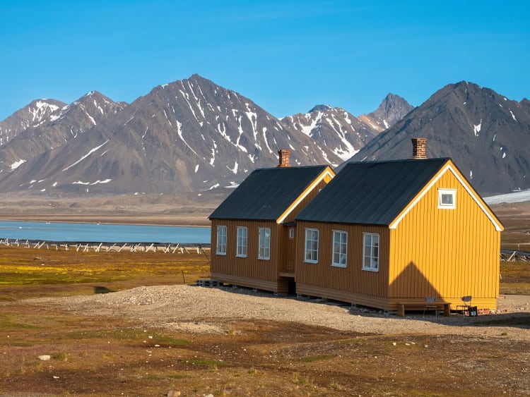 Ny-&Aring;lesund, Noorwegen &ndash; Historisch houten gebouw in een arctisch landschap