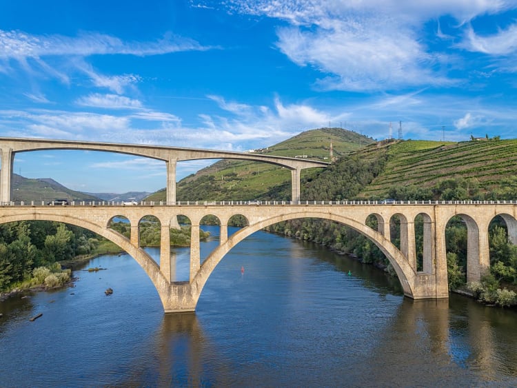 Pinh&atilde;o, Portugal &ndash; Historische stenen brug over de Douro tussen wijngaarden