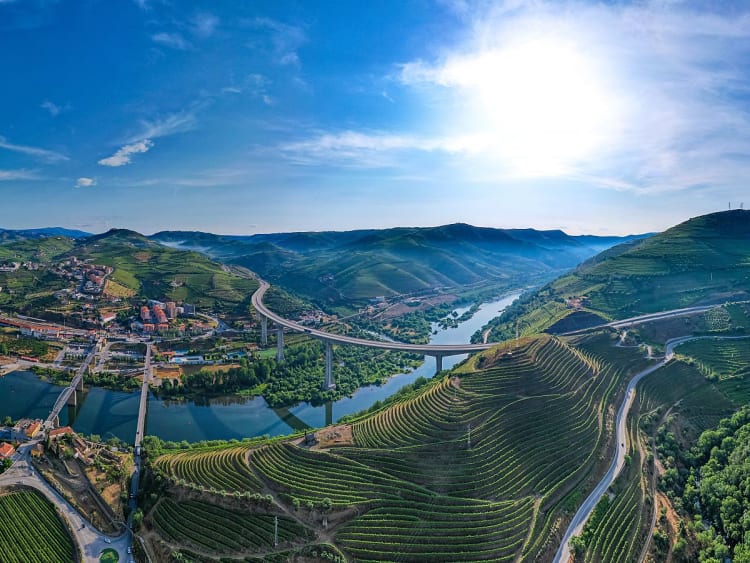 Pinh&atilde;o, Portugal &ndash; Panoramisch uitzicht over de Douro en terrasvormige wijngaarden
