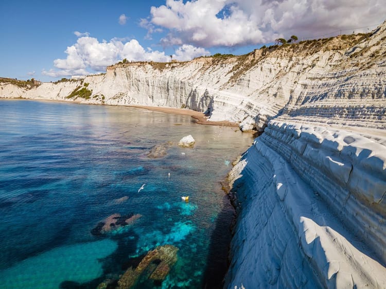 Porto Empedocle, It&aacute;lia &ndash; Mar azul-turquesa diante das fal&eacute;sias brancas da Sic&iacute;lia