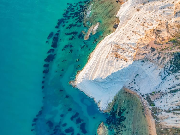 Porto Empedocle, It&aacute;lia &ndash; Vista a&eacute;rea das rochas brancas da Scala dei Turchi