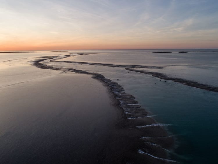 Montgomery Reef, Australie &ndash; Formations sinueuses du r&eacute;cif sous le ciel du soir